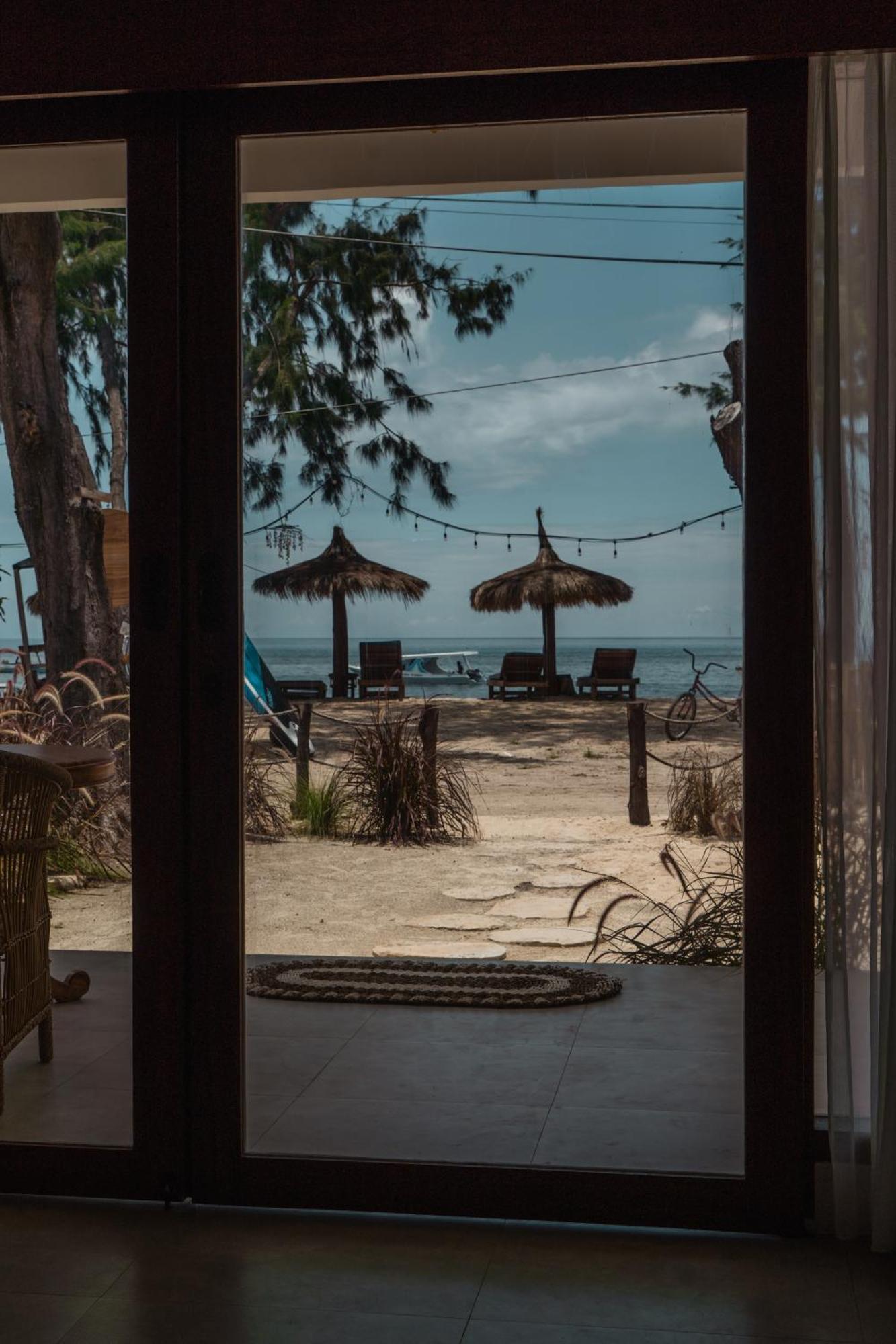 Sunscape Villa - Beachfront And Private Pool Gili Air Zewnętrze zdjęcie